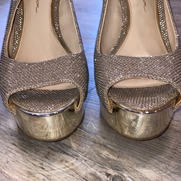 Jessica Simpson Metallic Platform Heels - Picture 3 of 9